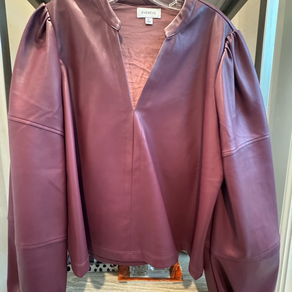 Evereve Leather look v neck top Burgundy Lg